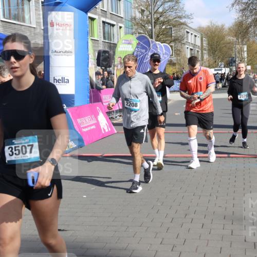 12.04.2026 - 45. Internationalen Wilhelmsburger Insellauf Strokosch-Dieckow http://msf.ph/oto/9462641 12.04.2026 11:11:12 Ziel 3913, 2208, 2539, 2513, 2590, 2576 meine-sportfotos.de