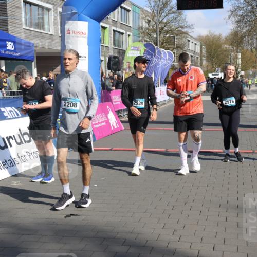 12.04.2026 - 45. Internationalen Wilhelmsburger Insellauf Strokosch-Dieckow http://msf.ph/oto/9462667 12.04.2026 11:11:13 Ziel 3913, 2208, 2539, 2513, 2590, 2576 meine-sportfotos.de