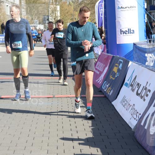 12.04.2026 - 45. Internationalen Wilhelmsburger Insellauf Strokosch-Dieckow http://msf.ph/oto/9462675 12.04.2026 10:52:46 Ziel 3852, 2239, 2256, 2255, 5501, 5574, 4710 meine-sportfotos.de