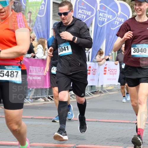12.04.2026 - 45. Internationalen Wilhelmsburger Insellauf Strokosch-Dieckow http://msf.ph/oto/9462710 12.04.2026 13:17:24 Ziel 5487, 3040, 4752, 3886, 3097, 2942 meine-sportfotos.de