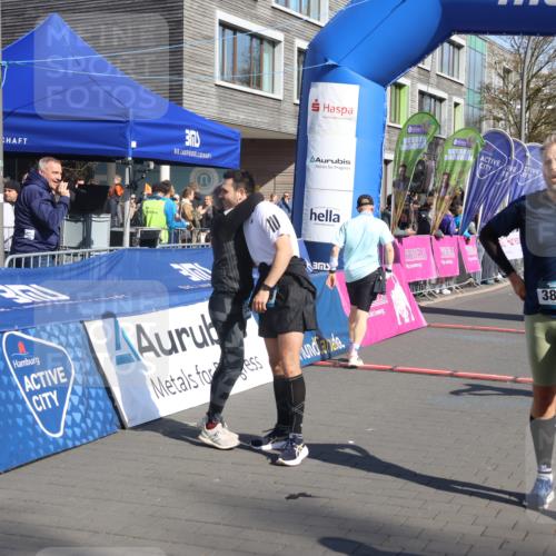 12.04.2026 - 45. Internationalen Wilhelmsburger Insellauf Strokosch-Dieckow http://msf.ph/oto/9462735 12.04.2026 10:52:49 Ziel 2256, 2255, 5501, 5574, 4710 meine-sportfotos.de