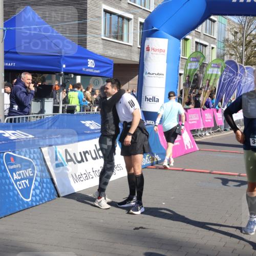 12.04.2026 - 45. Internationalen Wilhelmsburger Insellauf Strokosch-Dieckow http://msf.ph/oto/9462753 12.04.2026 10:52:50 Ziel 5501, 5574, 4710, 4689, 4836 meine-sportfotos.de