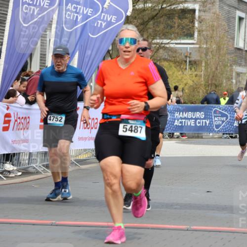 12.04.2026 - 45. Internationalen Wilhelmsburger Insellauf Strokosch-Dieckow http://msf.ph/oto/9462764 12.04.2026 13:17:22 Ziel 5487, 3040, 4752 meine-sportfotos.de