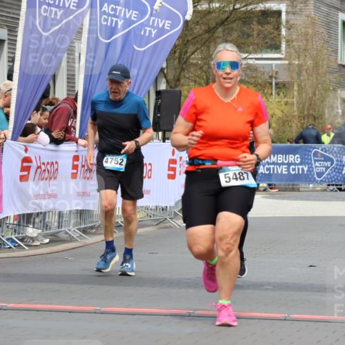 12.04.2026 - 45. Internationalen Wilhelmsburger Insellauf Strokosch-Dieckow http://msf.ph/oto/9462806 12.04.2026 13:17:22 Ziel 5487, 3040, 4752 meine-sportfotos.de