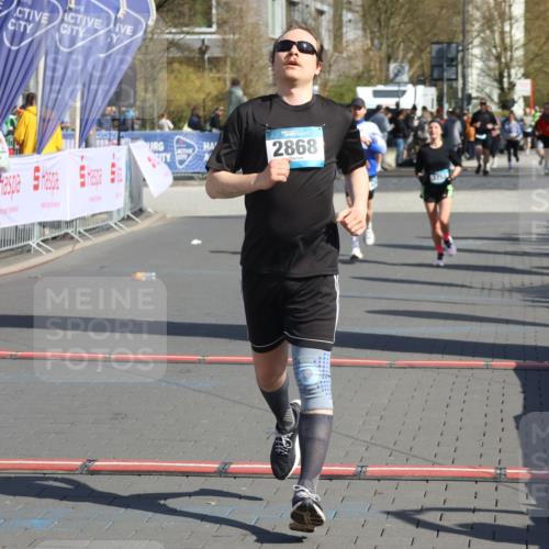 12.04.2026 - 45. Internationalen Wilhelmsburger Insellauf Strokosch-Dieckow http://msf.ph/oto/9462824 12.04.2026 11:11:48 Ziel 2867, 3658, 2868 meine-sportfotos.de