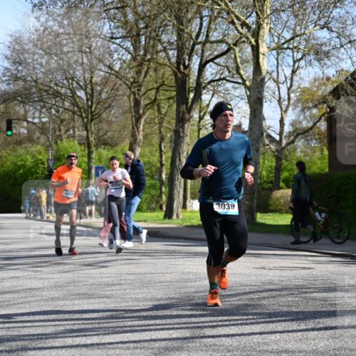 12.04.2026 - 45. Internationalen Wilhelmsburger Insellauf J. Mangold http://msf.ph/oto/9462860 12.04.2026 10:50:50 Ziel 2198, 2197, 3039, 3550, 4659, 2935, 5823, 2762, 5618, 4756, 2506, 3996, 5608, 5608, 2598, 3049, 4263, 5769, 3572 meine-sportfotos.de
