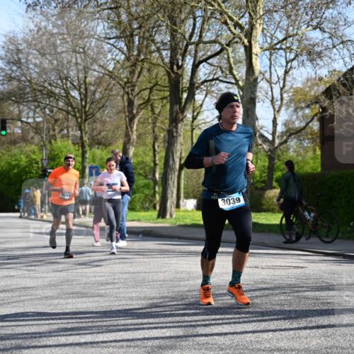 12.04.2026 - 45. Internationalen Wilhelmsburger Insellauf J. Mangold http://msf.ph/oto/9462861 12.04.2026 10:50:51 Ziel 2198, 2197, 3039, 3550, 4659, 2935, 5823, 2762, 2762, 5618, 4756, 2506, 3996, 5608, 2598, 2598, 3049, 4263, 5769, 3572 meine-sportfotos.de