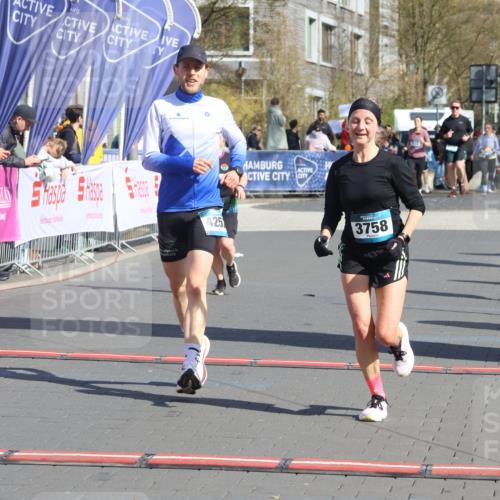 12.04.2026 - 45. Internationalen Wilhelmsburger Insellauf Strokosch-Dieckow http://msf.ph/oto/9462882 12.04.2026 11:11:53 Ziel 3758, 4252, 4744 meine-sportfotos.de