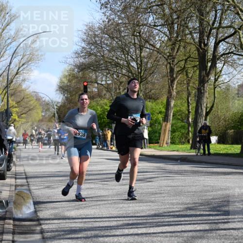 12.04.2026 - 45. Internationalen Wilhelmsburger Insellauf J. Mangold http://msf.ph/oto/9462893 12.04.2026 10:50:59 Ziel 3039, 3550, 4659, 2935, 5823, 2762, 5618, 4756, 2506, 4756, 2506, 3996, 5608, 2598, 3049, 4263, 5769, 3572, 4503 meine-sportfotos.de