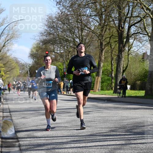 12.04.2026 - 45. Internationalen Wilhelmsburger Insellauf J. Mangold http://msf.ph/oto/9462897 12.04.2026 10:50:59 Ziel 3039, 3550, 4659, 2935, 5823, 2762, 5618, 4756, 2506, 4756, 2506, 3996, 5608, 2598, 3049, 4263, 5769, 3572, 4503 meine-sportfotos.de