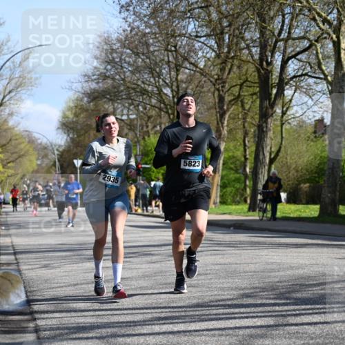 12.04.2026 - 45. Internationalen Wilhelmsburger Insellauf J. Mangold http://msf.ph/oto/9462901 12.04.2026 10:50:59 Ziel 3039, 3550, 4659, 2935, 5823, 2762, 5618, 4756, 2506, 4756, 2506, 3996, 5608, 2598, 3049, 4263, 5769, 3572, 4503 meine-sportfotos.de
