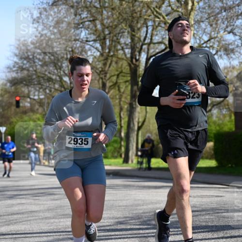 12.04.2026 - 45. Internationalen Wilhelmsburger Insellauf J. Mangold http://msf.ph/oto/9462922 12.04.2026 10:51:01 Ziel 3039, 3550, 4659, 2935, 5823, 2762, 5618, 4756, 2506, 3996, 3996, 5608, 2598, 3049, 4263, 5769, 3572, 3572, 4503 meine-sportfotos.de