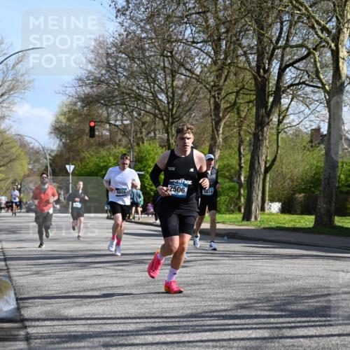 12.04.2026 - 45. Internationalen Wilhelmsburger Insellauf J. Mangold http://msf.ph/oto/9462926 12.04.2026 10:51:11 Ziel 2935, 5823, 2762, 5618, 4756, 2506, 3996, 5608, 2598, 3049, 4263, 5769, 3572, 4503, 3183, 3567, 2729, 5553, 2837, 4541, 2432 meine-sportfotos.de