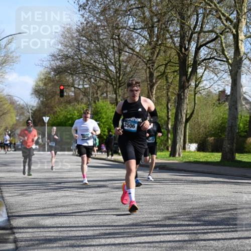 12.04.2026 - 45. Internationalen Wilhelmsburger Insellauf J. Mangold http://msf.ph/oto/9462928 12.04.2026 10:51:12 Ziel 2935, 5823, 2762, 5618, 4756, 2506, 3996, 5608, 2598, 3049, 4263, 5769, 3572, 4503, 3183, 3567, 2729, 5553, 2837, 4541, 2432 meine-sportfotos.de