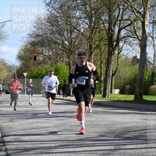 12.04.2026 - 45. Internationalen Wilhelmsburger Insellauf J. Mangold http://msf.ph/oto/9462930 12.04.2026 10:51:12 Ziel 2935, 5823, 2762, 5618, 4756, 2506, 3996, 5608, 2598, 3049, 4263, 5769, 3572, 4503, 3183, 3567, 2729, 5553, 2837, 4541, 2432 meine-sportfotos.de