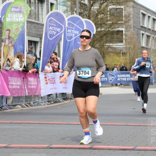 12.04.2026 - 45. Internationalen Wilhelmsburger Insellauf Strokosch-Dieckow http://msf.ph/oto/9462950 12.04.2026 13:17:09 Ziel 3704, 3846 meine-sportfotos.de