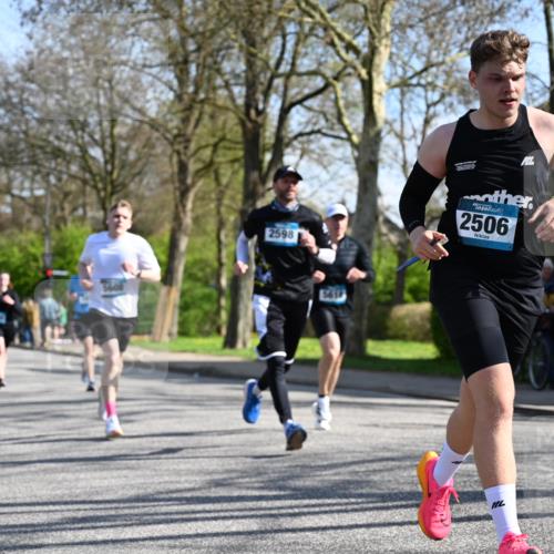 12.04.2026 - 45. Internationalen Wilhelmsburger Insellauf J. Mangold http://msf.ph/oto/9462954 12.04.2026 10:51:13 Ziel 2935, 5823, 2762, 5618, 4756, 2506, 3996, 5608, 2598, 3049, 4263, 5769, 3572, 3572, 4503, 3183, 3567, 2729, 5553, 2837, 4541, 2432 meine-sportfotos.de