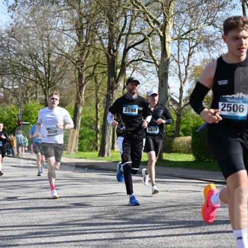 12.04.2026 - 45. Internationalen Wilhelmsburger Insellauf J. Mangold http://msf.ph/oto/9462955 12.04.2026 10:51:13 Ziel 2935, 5823, 2762, 5618, 4756, 2506, 3996, 5608, 2598, 3049, 4263, 5769, 3572, 3572, 4503, 3183, 3567, 2729, 5553, 2837, 4541, 2432 meine-sportfotos.de