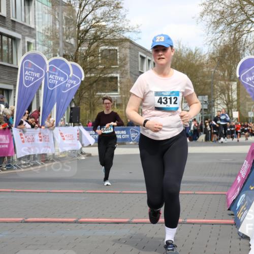 12.04.2026 - 45. Internationalen Wilhelmsburger Insellauf Strokosch-Dieckow http://msf.ph/oto/9463027 12.04.2026 13:17:03 Ziel 3656, 4312, 5404 meine-sportfotos.de