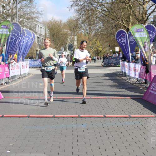 12.04.2026 - 45. Internationalen Wilhelmsburger Insellauf Strokosch-Dieckow http://msf.ph/oto/9463129 12.04.2026 11:12:13 Ziel 3029, 3028, 3751 meine-sportfotos.de