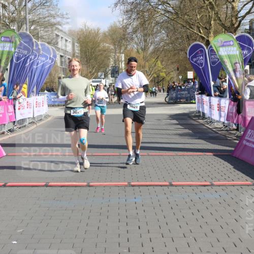 12.04.2026 - 45. Internationalen Wilhelmsburger Insellauf Strokosch-Dieckow http://msf.ph/oto/9463161 12.04.2026 11:12:13 Ziel 3029, 3028, 3751 meine-sportfotos.de