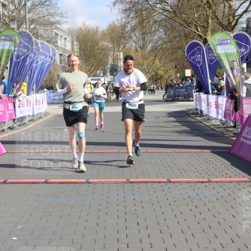 12.04.2026 - 45. Internationalen Wilhelmsburger Insellauf Strokosch-Dieckow http://msf.ph/oto/9463168 12.04.2026 11:12:13 Ziel 3029, 3028, 3751 meine-sportfotos.de