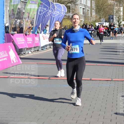 12.04.2026 - 45. Internationalen Wilhelmsburger Insellauf Strokosch-Dieckow http://msf.ph/oto/9463228 12.04.2026 10:53:28 Ziel 4457, 2978, 2004 meine-sportfotos.de