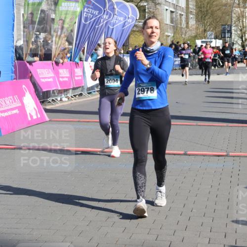 12.04.2026 - 45. Internationalen Wilhelmsburger Insellauf Strokosch-Dieckow http://msf.ph/oto/9463265 12.04.2026 10:53:28 Ziel 4457, 2978, 2004 meine-sportfotos.de