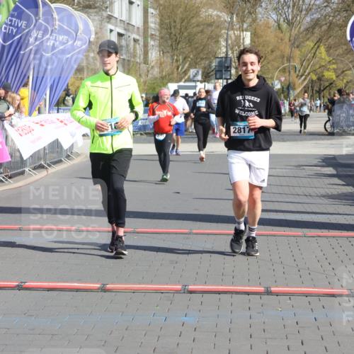 12.04.2026 - 45. Internationalen Wilhelmsburger Insellauf Strokosch-Dieckow http://msf.ph/oto/9463284 12.04.2026 11:12:29 Ziel 2817, 2916 meine-sportfotos.de