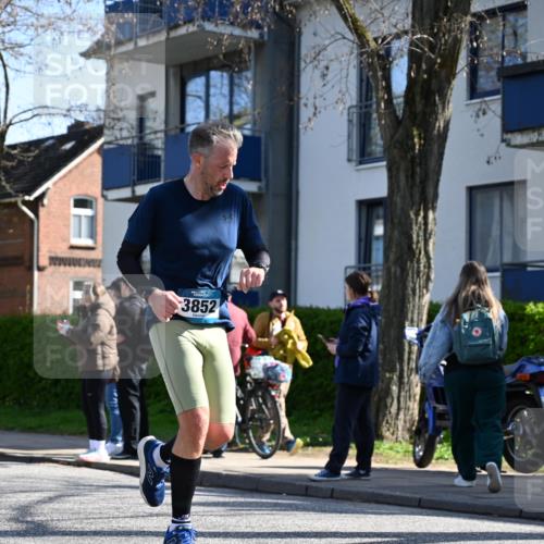 12.04.2026 - 45. Internationalen Wilhelmsburger Insellauf J. Mangold http://msf.ph/oto/9463297 12.04.2026 10:52:13 Ziel 5789, 3151, 3674, 3184, 3366, 3923, 3887, 3102, 3852, 2239, 2256, 2255, 5501, 5574, 4710, 4689, 4836, 3291, 5284, 3577, 2625, 4008, 4008, 3237, 5727, 2746, 2355 meine-sportfotos.de
