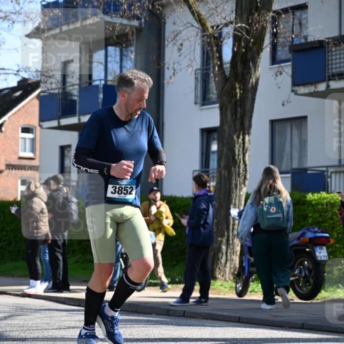 12.04.2026 - 45. Internationalen Wilhelmsburger Insellauf J. Mangold http://msf.ph/oto/9463299 12.04.2026 10:52:13 Ziel 5789, 3151, 3674, 3184, 3366, 3923, 3887, 3102, 3852, 2239, 2256, 2255, 5501, 5574, 4710, 4689, 4836, 3291, 5284, 3577, 2625, 4008, 4008, 3237, 5727, 2746, 2355 meine-sportfotos.de