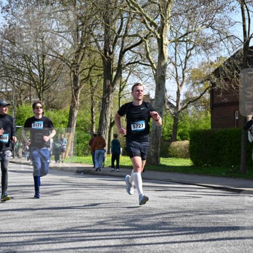 12.04.2026 - 45. Internationalen Wilhelmsburger Insellauf J. Mangold http://msf.ph/oto/9463402 12.04.2026 10:52:40 Ziel 3291, 5284, 3577, 2625, 4008, 3237, 5727, 2746, 2355, 5491, 3576, 4457, 2978, 2004, 2162, 4943, 4801, 4802, 5544, 4499 meine-sportfotos.de
