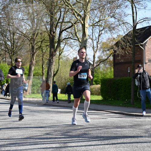 12.04.2026 - 45. Internationalen Wilhelmsburger Insellauf J. Mangold http://msf.ph/oto/9463407 12.04.2026 10:52:41 Ziel 3291, 5284, 3577, 2625, 4008, 3237, 5727, 2746, 2355, 5491, 5491, 3576, 4457, 2978, 2004, 2162, 4943, 4801, 4802, 5544, 4499, 4277, 2600, 5490 meine-sportfotos.de