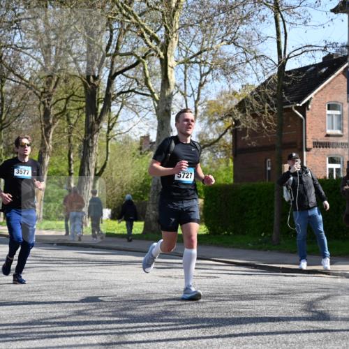 12.04.2026 - 45. Internationalen Wilhelmsburger Insellauf J. Mangold http://msf.ph/oto/9463409 12.04.2026 10:52:41 Ziel 3291, 5284, 3577, 2625, 4008, 3237, 5727, 2746, 2355, 5491, 5491, 3576, 4457, 2978, 2004, 2162, 4943, 4801, 4802, 5544, 4499, 4277, 2600, 5490 meine-sportfotos.de