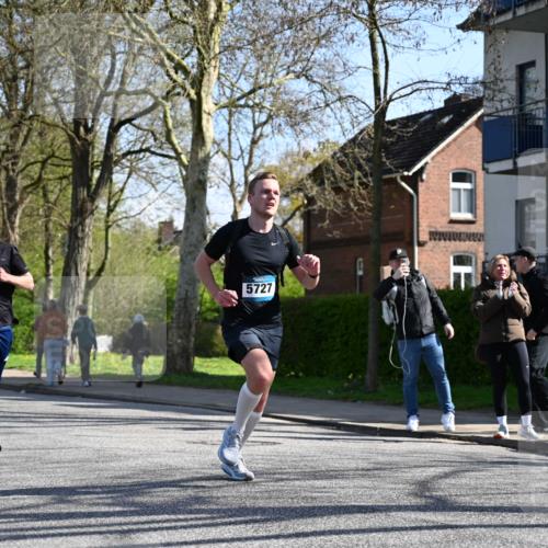 12.04.2026 - 45. Internationalen Wilhelmsburger Insellauf J. Mangold http://msf.ph/oto/9463412 12.04.2026 10:52:41 Ziel 3291, 5284, 3577, 2625, 4008, 3237, 5727, 2746, 2355, 5491, 5491, 3576, 4457, 2978, 2004, 2162, 4943, 4801, 4802, 5544, 4499, 4277, 2600, 5490 meine-sportfotos.de