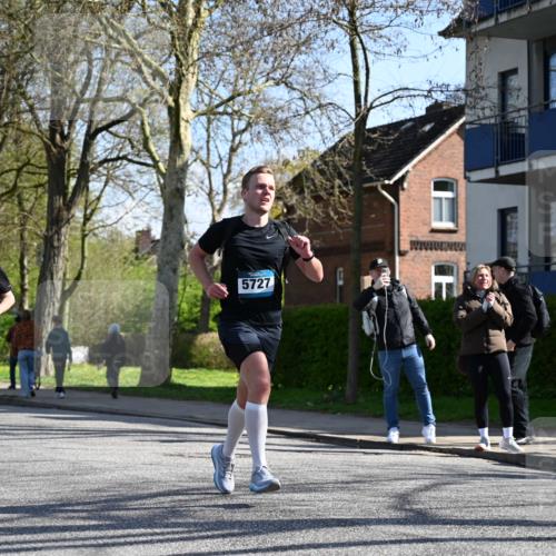 12.04.2026 - 45. Internationalen Wilhelmsburger Insellauf J. Mangold http://msf.ph/oto/9463415 12.04.2026 10:52:41 Ziel 3291, 5284, 3577, 2625, 4008, 3237, 5727, 2746, 2355, 5491, 5491, 3576, 4457, 2978, 2004, 2162, 4943, 4801, 4802, 5544, 4499, 4277, 2600, 5490 meine-sportfotos.de