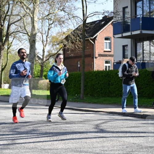 12.04.2026 - 45. Internationalen Wilhelmsburger Insellauf J. Mangold http://msf.ph/oto/9463448 12.04.2026 10:52:52 Ziel 5727, 2746, 2355, 5491, 3576, 4457, 2978, 2004, 2162, 4943, 4801, 4802, 5544, 4499, 4499, 4277, 2600, 5490, 5576, 5614, 4750, 2593 meine-sportfotos.de