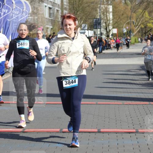 12.04.2026 - 45. Internationalen Wilhelmsburger Insellauf Strokosch-Dieckow http://msf.ph/oto/9463449 12.04.2026 11:12:38 Ziel 4971, 2489, 3844, 5741, 2668 meine-sportfotos.de