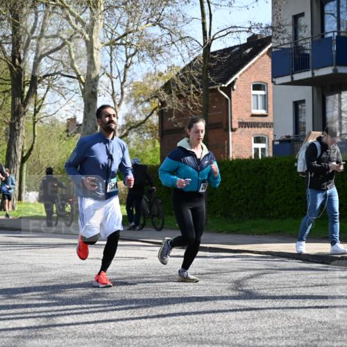 12.04.2026 - 45. Internationalen Wilhelmsburger Insellauf J. Mangold http://msf.ph/oto/9463452 12.04.2026 10:52:52 Ziel 5727, 2746, 2355, 5491, 3576, 4457, 2978, 2004, 2162, 4943, 4801, 4802, 5544, 4499, 4499, 4277, 2600, 5490, 5576, 5614, 4750, 2593 meine-sportfotos.de
