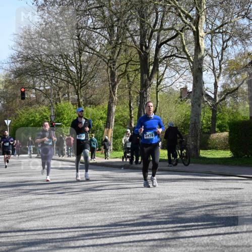 12.04.2026 - 45. Internationalen Wilhelmsburger Insellauf J. Mangold http://msf.ph/oto/9463492 12.04.2026 10:52:55 Ziel 2746, 2355, 5491, 3576, 4457, 2978, 2004, 2162, 2162, 4943, 4801, 4802, 5544, 4499, 4277, 2600, 5490, 5576, 5614, 4750, 2593, 2834 meine-sportfotos.de