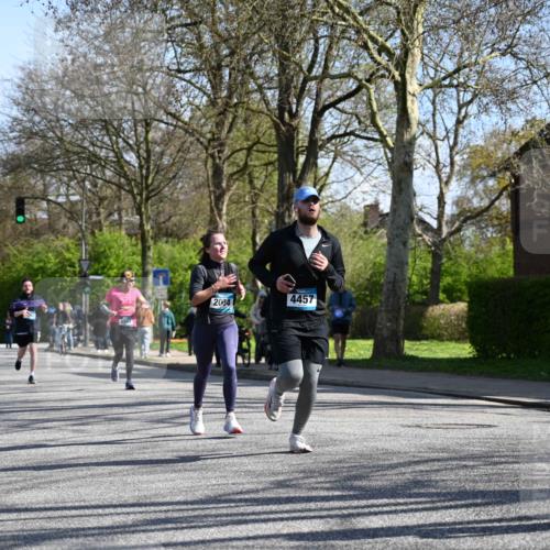 12.04.2026 - 45. Internationalen Wilhelmsburger Insellauf J. Mangold http://msf.ph/oto/9463507 12.04.2026 10:52:58 Ziel 2746, 2355, 5491, 3576, 4457, 2978, 2004, 2162, 4943, 4801, 4802, 4801, 4802, 5544, 4499, 4277, 2600, 5490, 5576, 5614, 4750, 2593, 2834, 2554, 5617 meine-sportfotos.de