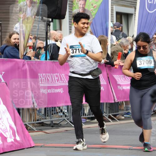 12.04.2026 - 45. Internationalen Wilhelmsburger Insellauf Strokosch-Dieckow http://msf.ph/oto/9463518 12.04.2026 13:16:35 Ziel 5517, 3710, 3709 meine-sportfotos.de