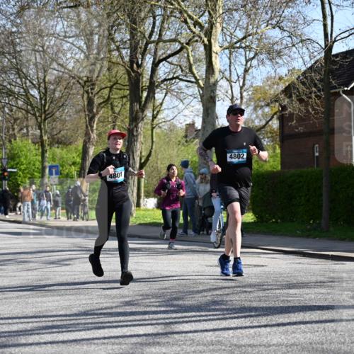 12.04.2026 - 45. Internationalen Wilhelmsburger Insellauf J. Mangold http://msf.ph/oto/9463535 12.04.2026 10:53:09 Ziel 4457, 2978, 2004, 2162, 4943, 4801, 4802, 5544, 4499, 4277, 2600, 5490, 5576, 5614, 4750, 2593, 2834, 2554, 5617, 5617, 5650, 4338 meine-sportfotos.de