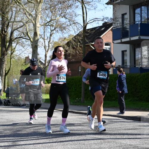 12.04.2026 - 45. Internationalen Wilhelmsburger Insellauf J. Mangold http://msf.ph/oto/9463587 12.04.2026 10:53:18 Ziel 2162, 4943, 4801, 4802, 5544, 4499, 4277, 2600, 5490, 5576, 5614, 4750, 2593, 2834, 2834, 2554, 5617, 5650, 4338, 5406, 2368, 5347 meine-sportfotos.de