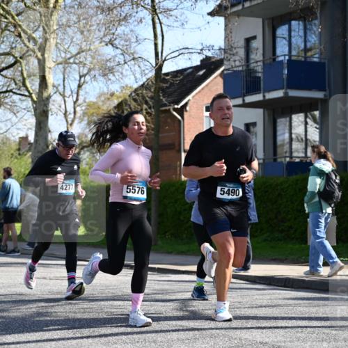 12.04.2026 - 45. Internationalen Wilhelmsburger Insellauf J. Mangold http://msf.ph/oto/9463590 12.04.2026 10:53:18 Ziel 2162, 4943, 4801, 4802, 5544, 4499, 4277, 2600, 5490, 5576, 5614, 4750, 2593, 2834, 2834, 2554, 5617, 5650, 4338, 5406, 2368, 5347 meine-sportfotos.de