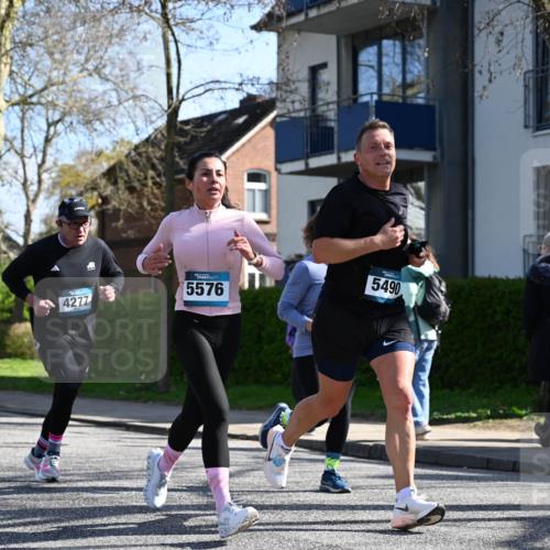 12.04.2026 - 45. Internationalen Wilhelmsburger Insellauf J. Mangold http://msf.ph/oto/9463595 12.04.2026 10:53:18 Ziel 2162, 4943, 4801, 4802, 5544, 4499, 4277, 2600, 5490, 5576, 5614, 4750, 2593, 2834, 2834, 2554, 5617, 5650, 4338, 5406, 2368, 5347 meine-sportfotos.de