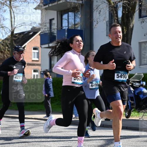 12.04.2026 - 45. Internationalen Wilhelmsburger Insellauf J. Mangold http://msf.ph/oto/9463602 12.04.2026 10:53:19 Ziel 2162, 4943, 4801, 4802, 5544, 4499, 4277, 2600, 5490, 5576, 5614, 4750, 2593, 2834, 2554, 5617, 5650, 4338, 5406, 2368, 5347, 3399 meine-sportfotos.de