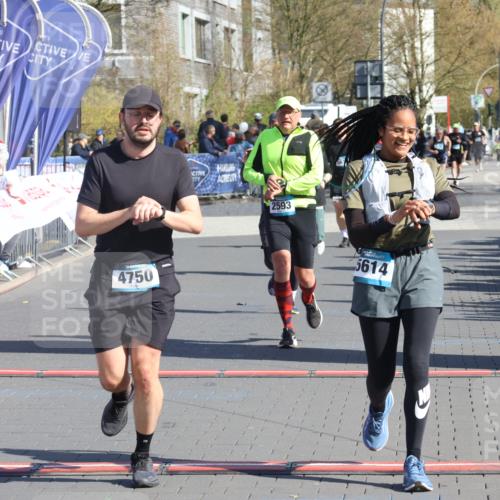 12.04.2026 - 45. Internationalen Wilhelmsburger Insellauf Strokosch-Dieckow http://msf.ph/oto/9463628 12.04.2026 10:53:54 Ziel 5614, 4750, 2593, 2834 meine-sportfotos.de