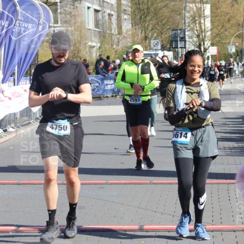 12.04.2026 - 45. Internationalen Wilhelmsburger Insellauf Strokosch-Dieckow http://msf.ph/oto/9463650 12.04.2026 10:53:54 Ziel 5614, 4750, 2593, 2834 meine-sportfotos.de