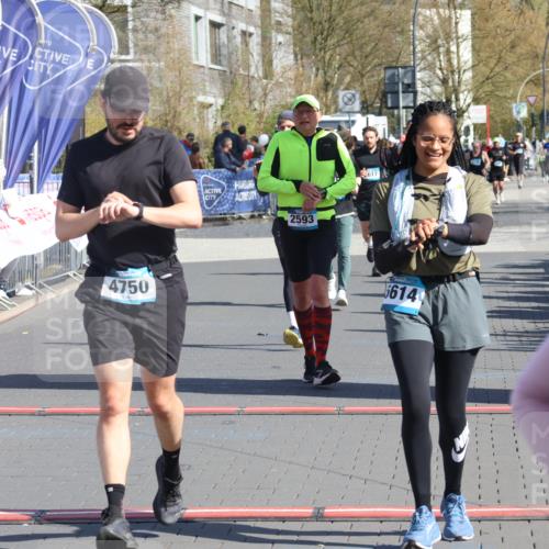 12.04.2026 - 45. Internationalen Wilhelmsburger Insellauf Strokosch-Dieckow http://msf.ph/oto/9463662 12.04.2026 10:53:54 Ziel 5614, 4750, 2593, 2834 meine-sportfotos.de
